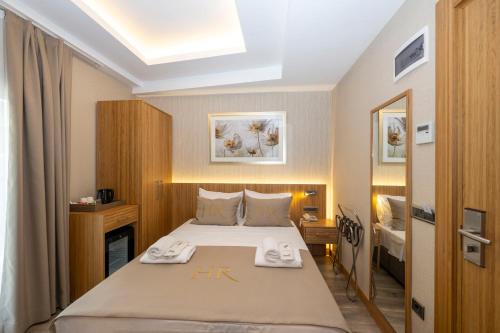 Hotel Ravi في إسطنبول: غرفة نوم عليها سرير وفوط