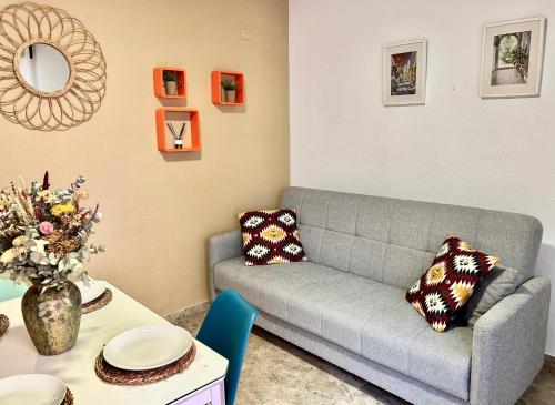 uma sala de estar com um sofá e uma mesa em Apartamento La Rosa - RECIÉN REFORMADO em Córdoba