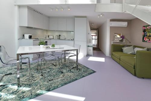 Julius 26 - Duplex Apartment, Modern Charm in Vienna
