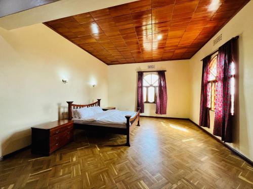 1 dormitorio con cama y techo de madera en Mahali Muzuri, Arusha, en Arusha