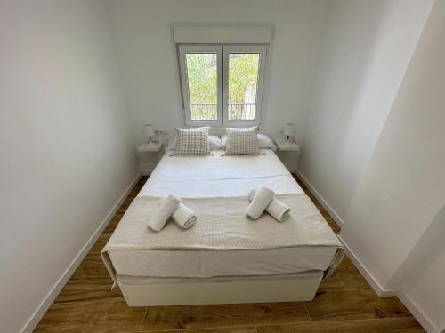 a bedroom with two beds and a window at Apartamento Galiria, Pals in Pals