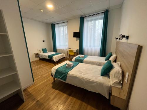 ein Hotelzimmer mit 2 Betten und einem Sofa in der Unterkunft ULVF La petite pierre in La Petite-Pierre