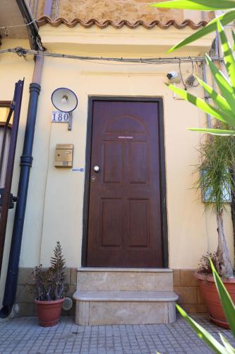 a brown door on the side of a house at Rabatè in Agrigento