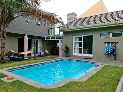 una piscina frente a una casa en Marina House, en Port Alfred