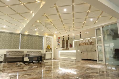 un vestíbulo de tienda con sofá y mesa en Hotel PTC, en Indore