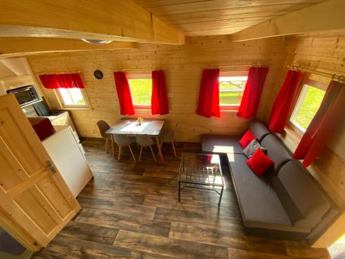 einen Blick über ein Wohnzimmer mit roten Vorhängen in der Unterkunft Chata Pod kaplí in Sloup