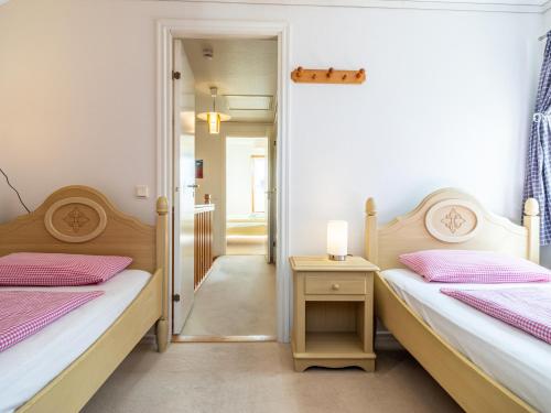 ツィングストにあるResidenz "Zu den 3 Tannen" 4のベッドルーム1室(ベッド2台付)、廊下が備わります。