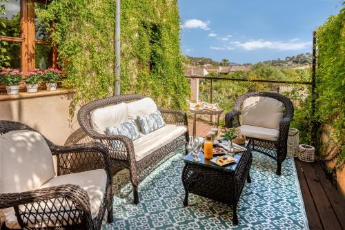 d'une terrasse avec des chaises en osier et une table. dans l'établissement Can Joan Capo - Adults Only, à Sineu