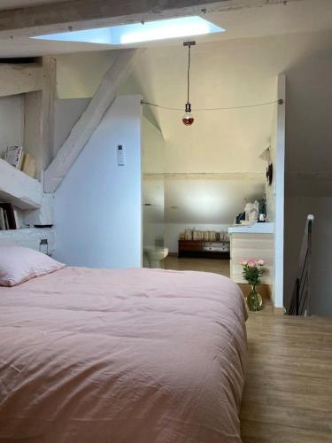 une chambre avec un grand lit dans une pièce dans l'établissement patio des capucins, à Arles
