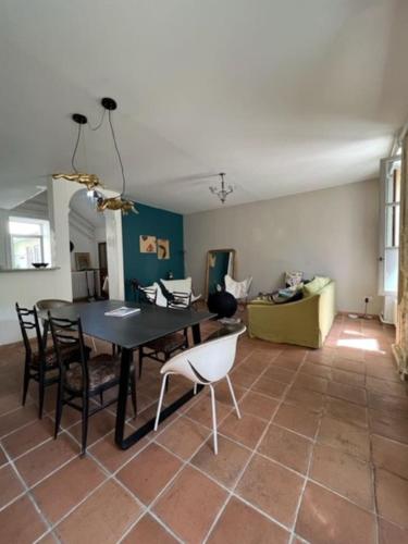 un salon avec une table, des chaises et un canapé dans l'établissement patio des capucins, à Arles