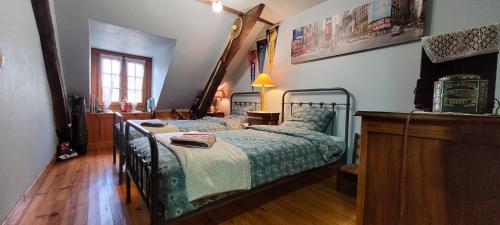 Schlafzimmer mit einem Bett und Holzboden in der Unterkunft maison sans vis à vis dans centre historique in Terrasson