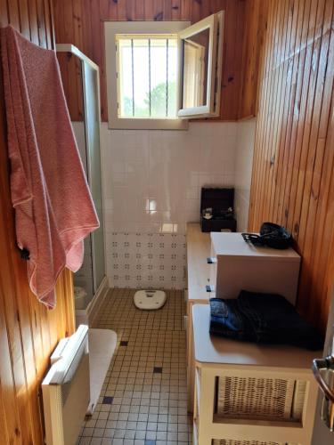 Reffannes的住宿－Chambre privé inclu chez l'habitant，一间带两个盥洗盆和窗户的小浴室