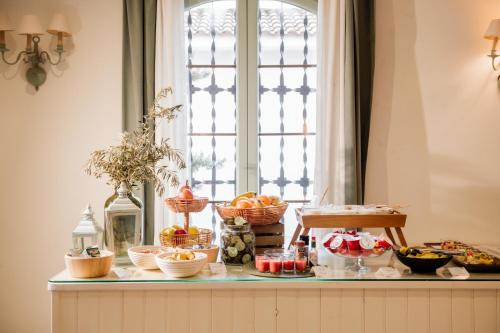 um buffet de comida numa mesa em frente a uma janela em Hotel Finca Los Abetos em Córdoba