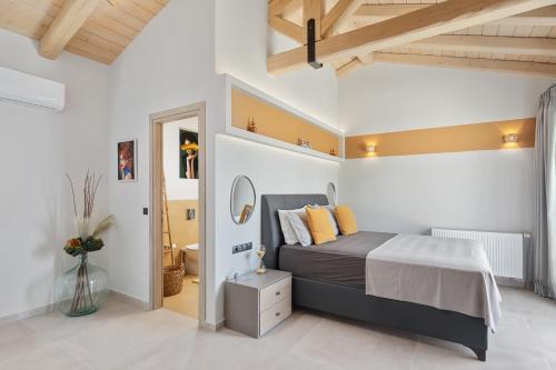 Villa Tolena في بيليكاس: غرفة نوم مع سرير مزدوج كبير في غرفة