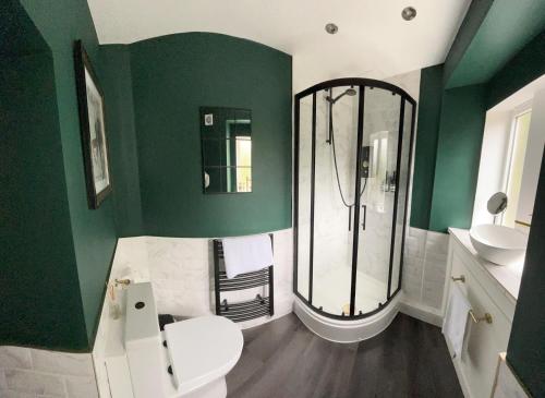 Ένα μπάνιο στο The Ebor Suite a cosy apartment in Haworth