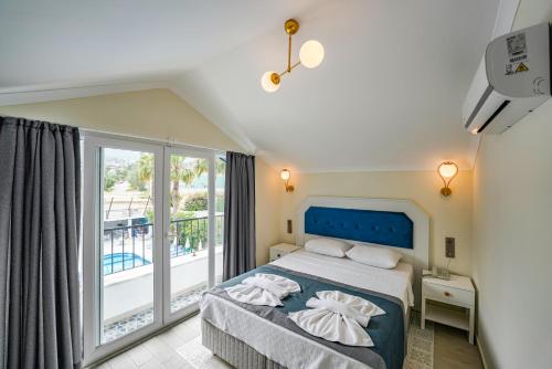1 dormitorio con 1 cama y balcón en Oludeniz Region Random Rooms by LookBookHoliday, en Ölüdeniz