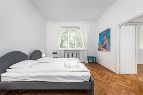 1 dormitorio blanco con 1 cama grande con sábanas blancas en Marszałkowska 18 by Homeprime en Varsovia