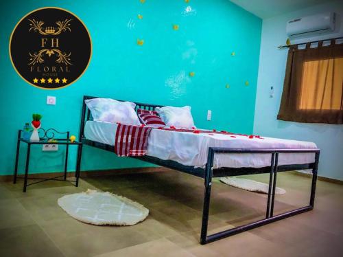 MAISON FLORAL في سالي بورتودال: سرير في غرفة ذات جدار ازرق