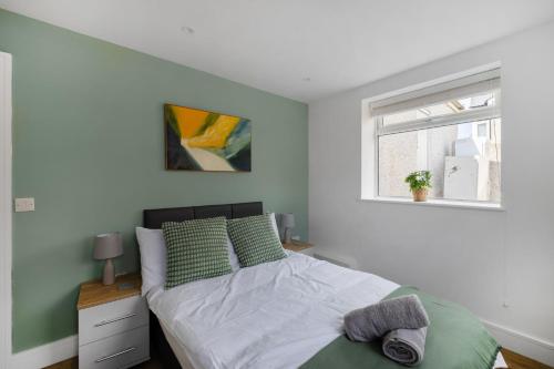 a bedroom with a bed and a window at Stylish Good Location Near Tamar Bridge in Saltash