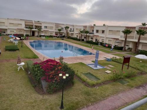 - une vue sur la piscine d'un complexe dans l'établissement Savannah Beach Sidi Rahal, à Casablanca