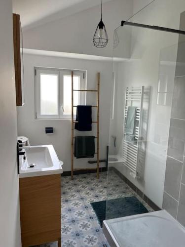 une salle de bain avec une douche, un lavabo et une baignoire dans l'établissement Chez Mélanie, près de l’abbaye, à Jumièges