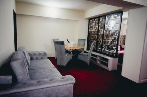 a living room with a couch and a table at Hotel Valahia in Târgovişte
