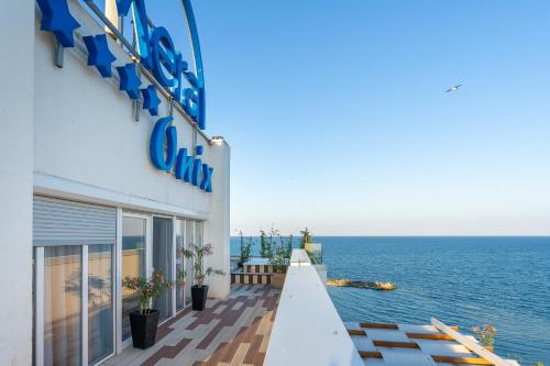 a building with a view of the ocean at Mera Onix in Jupiter