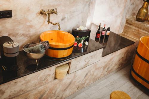 a bathroom with a wooden tub and a sink at Apartmány v Podzámčí v blízkosti zámku Blatná in Blatná