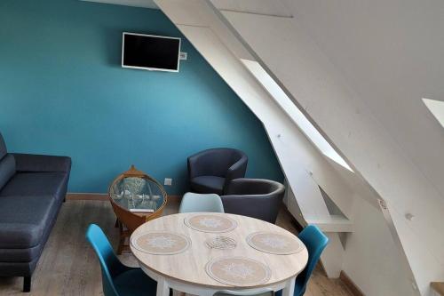 Photo de la galerie de l'établissement Loft - duplex les pieds dans l'eau vue mer, à Saint-Vaast-la-Hougue