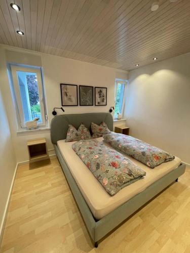 una camera da letto con un letto con cuscini sopra di Apart Loten a Eupen