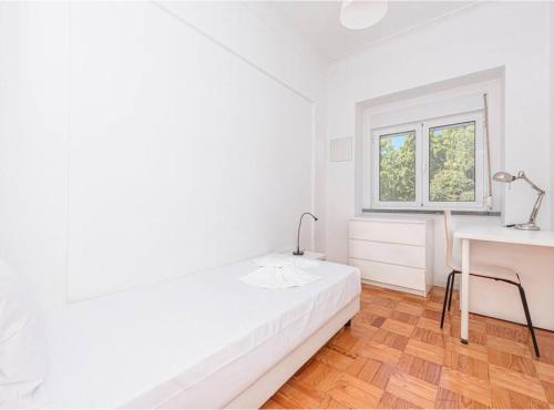 una camera bianca con scrivania e letto di HOUZE_4 room flat in Lisbon Centre near Zoo a Lisbona