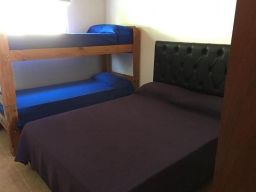 une chambre avec deux lits superposés et une fenêtre dans l'établissement Depto temporario carlos paz, à Villa Carlos Paz