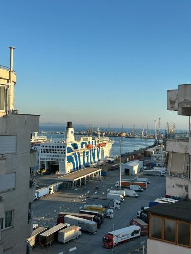 Vintage Sea-View Apartment in Centre Durres - Image 6