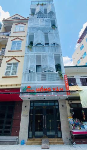 a tall building with a hong waemia sign on it at Hồng Vân Homestay in Cao Bằng