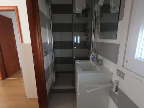 a bathroom with a sink and a shower at Appartamento Sicilia vicino Caltagirone - Niscemi in Niscemi