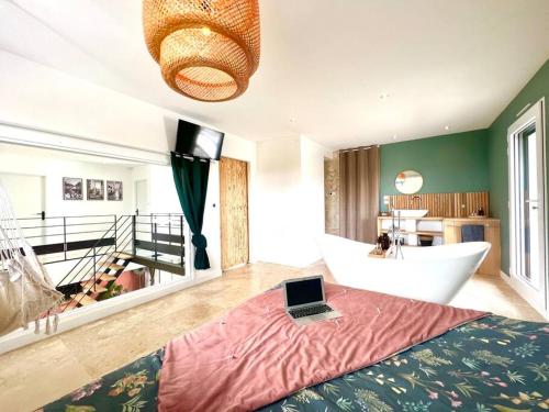 une chambre avec un lit avec un ordinateur portable dessus dans l'établissement Villa Malou 190m2 ,proche mer, à Outreau