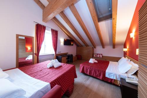 Postel nebo postele na pokoji v ubytování Albergo Cavallino Bianco