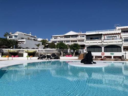 Bazén v ubytování Appart Cosy vue piscine, wifi, à 500 m plage nebo v jeho okolí