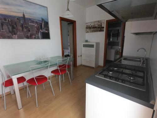 a kitchen with a table and chairs and a stove at Appartamento Sicilia vicino Caltagirone - Niscemi in Niscemi