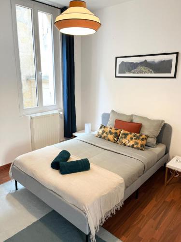 une chambre avec un lit et une grande fenêtre dans l'établissement Bordeaux hypercentre - Grand Theatre - Opera - Parlement - Bourse, à Bordeaux