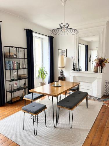 une salle à manger avec une table et deux chaises dans l'établissement Bordeaux hypercentre - Grand Theatre - Opera - Parlement - Bourse, à Bordeaux