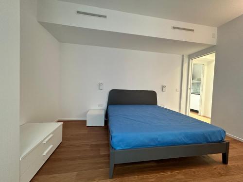 um quarto com uma cama com uma colcha azul em Montecarlo Seaview Apartment em Chioggia