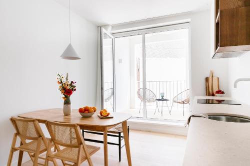cocina y comedor con mesa y sillas en High-end flats at South area, en Amberes