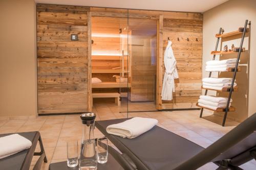 a room with a shower and a table with towels at Chalet Gipfelstürmer in Oberstdorf