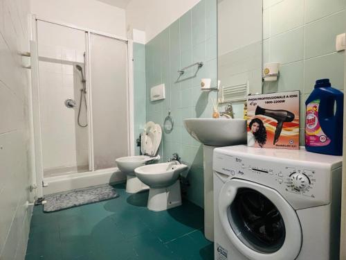 une salle de bains avec lave-linge et toilettes dans l'établissement Sunny House, à Milan