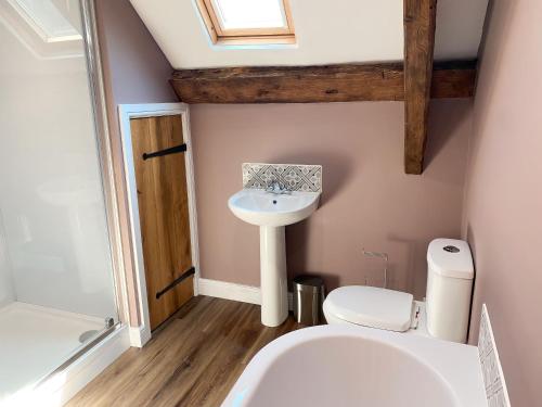 uma casa de banho com um lavatório e um WC em The Cottage at Sychnant Farm em Talgarth