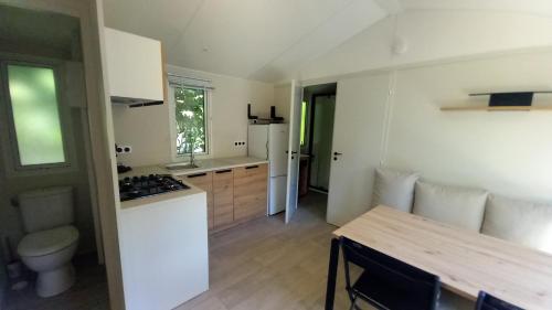 Kuchyň nebo kuchyňský kout v ubytování Camping l'Ardecho