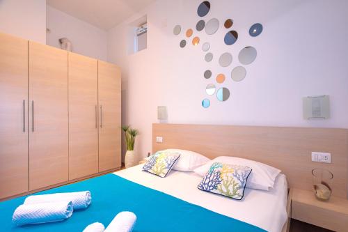 um quarto com uma cama grande e 2 almofadas em Tamburika colorful apartment in rustica area em Krk