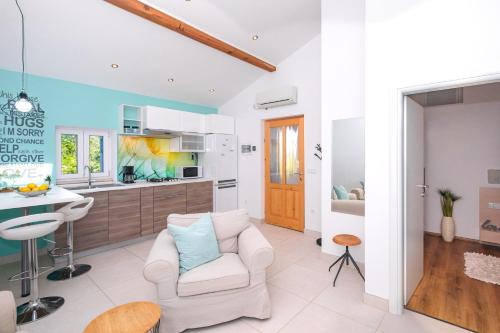 Imagen de la galería de Tamburika colorful apartment in rustica area, en Krk