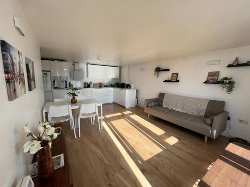 ein Wohnzimmer mit einem Sofa und einem Tisch in der Unterkunft Ensuite Private Room in Central Stylish Flat in Leicester